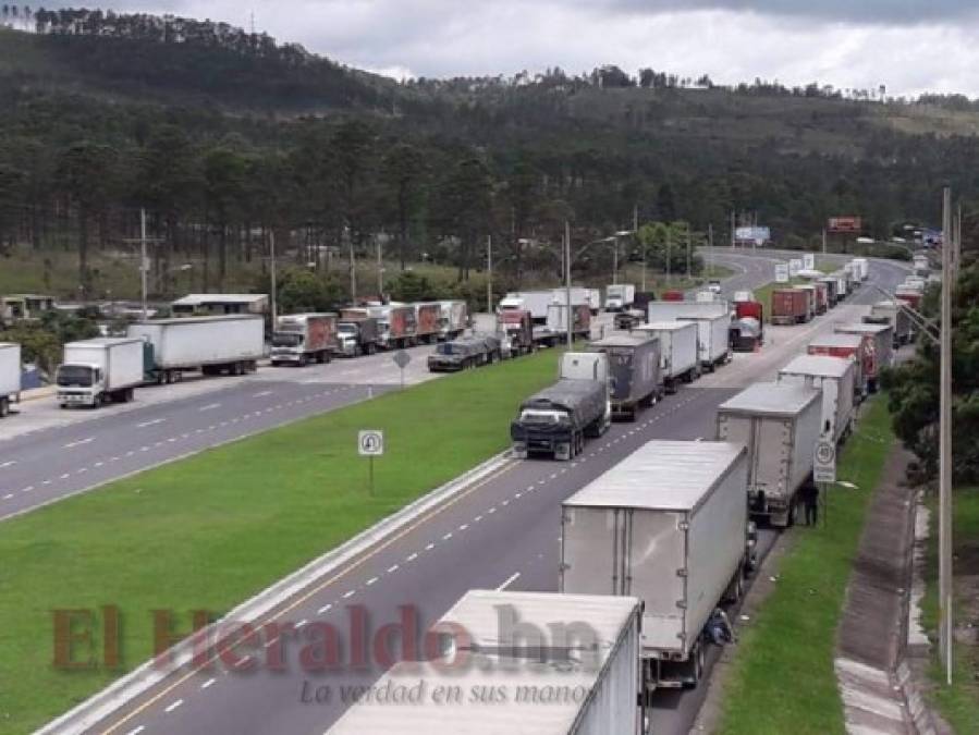 Las 12 fotos que resumen la jornada de paro de transporte pesado y el caos en gasolineras de la capital