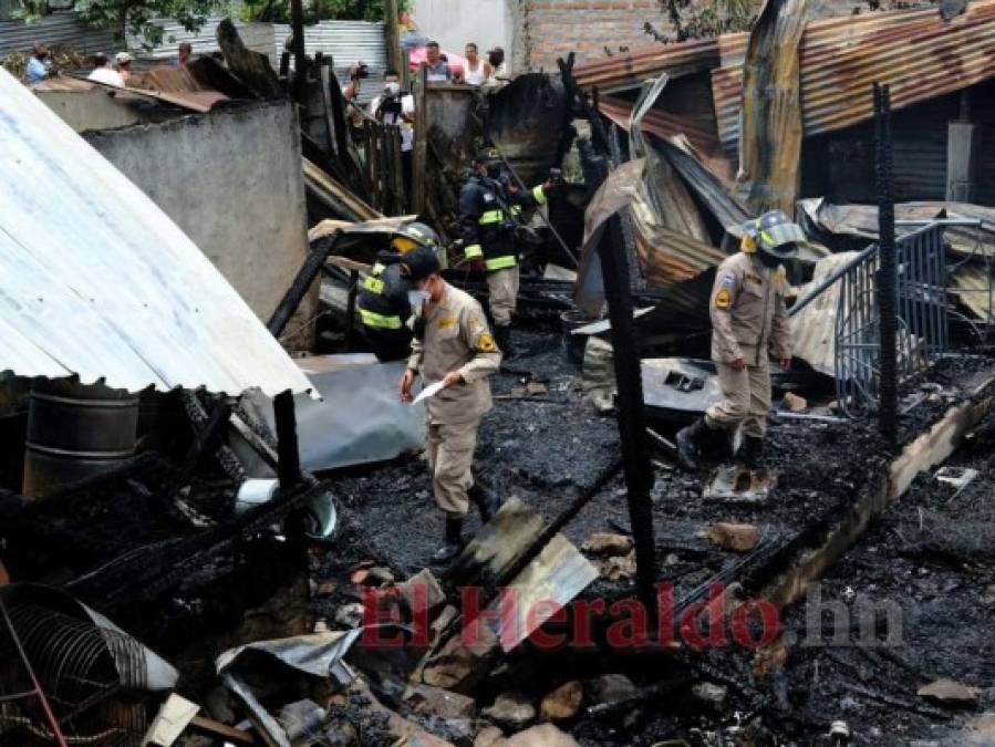 Lágrimas y dolor: incendio arrasa con dos casas en la Nueva Capital (FOTOS)