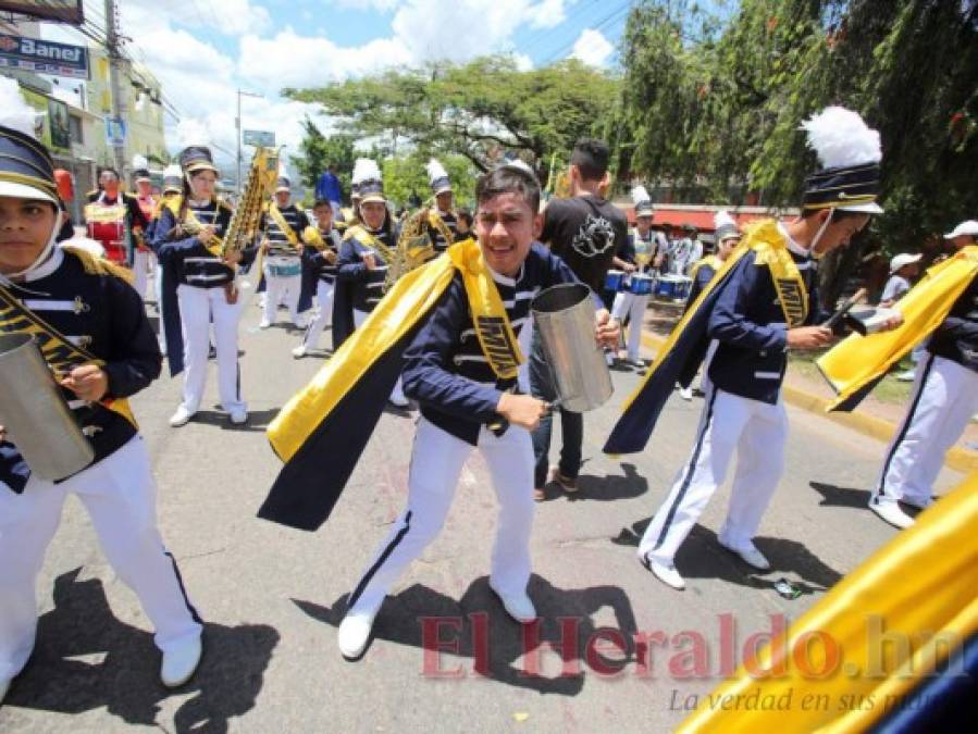 FOTOS: Extravagantes y vistosos trajes de las bandas en los desfiles