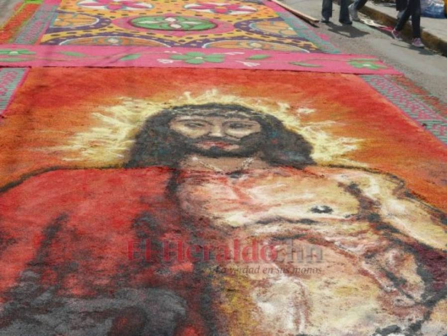 FOTOS: Alfombras religiosas, una tradición con color en Tegucigalpa