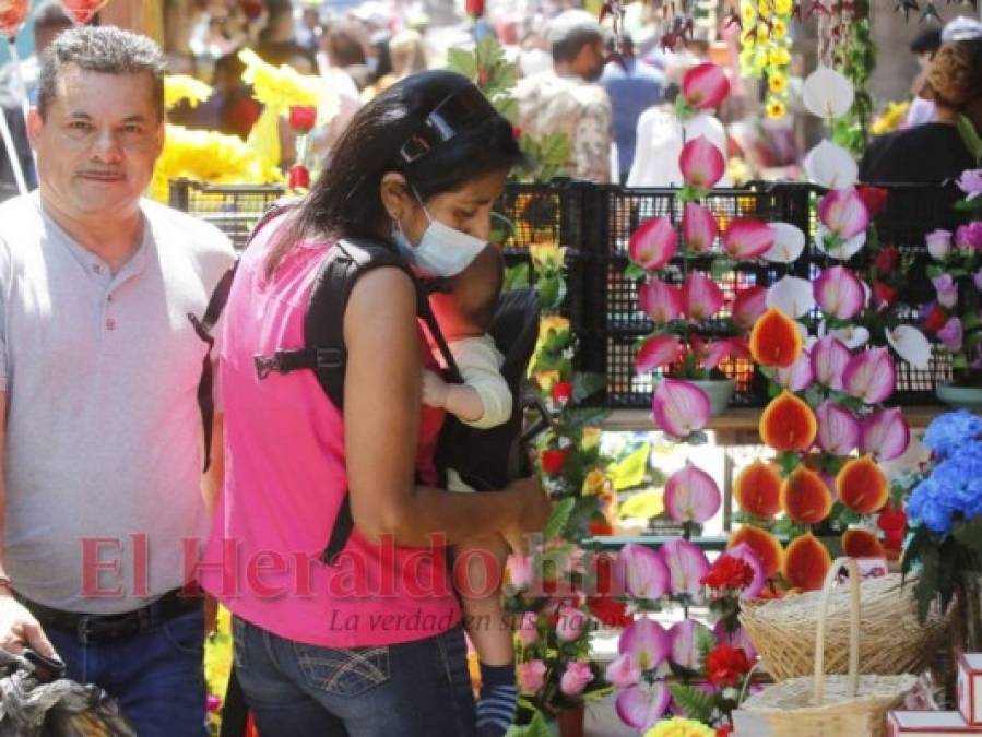 Flores, dulces y pastel: así festejan los capitalinos el Día de las Madres