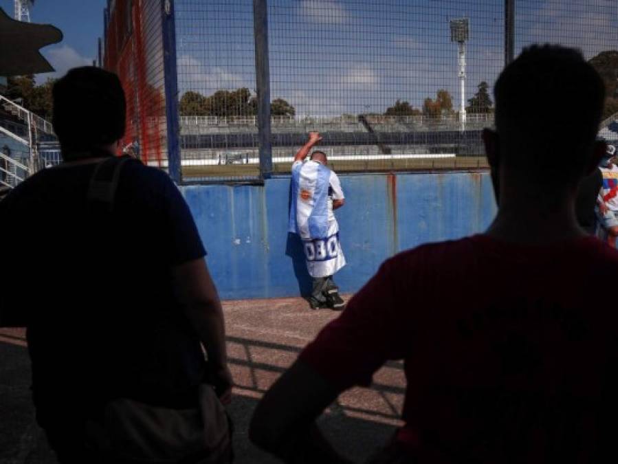 Grandes y chicos lloran a Maradona, el 'pibe de oro' que les llevó a la gloria (FOTOS)