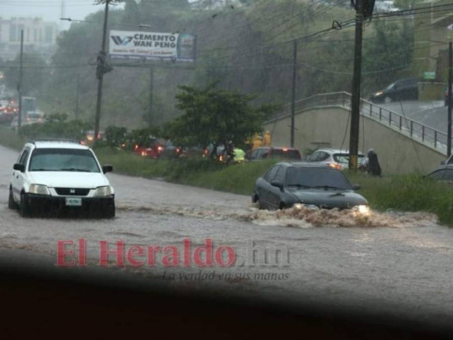 Calles convertidas en ríos y autos atrapados dejan las lluvias en la capital