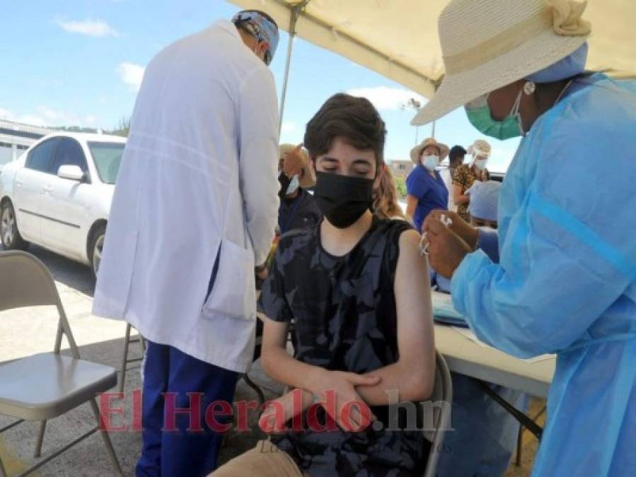 Así se desarrolló la jornada de vacunación a adolescentes en la capital (FOTOS)