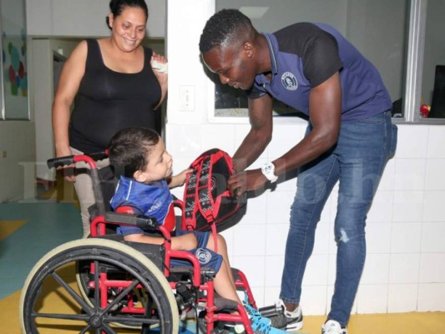 Motagua llena de alegría al pequeño José Luis Castellanos, un niño que sufre hemofilia