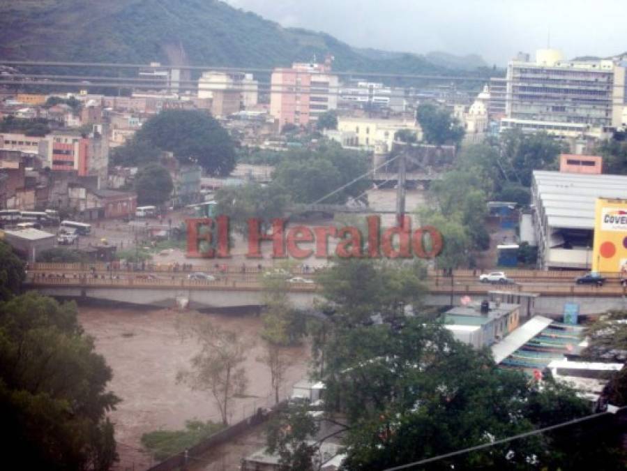 Impactantes imágenes de la crecida del río Choluteca en la capital de Honduras