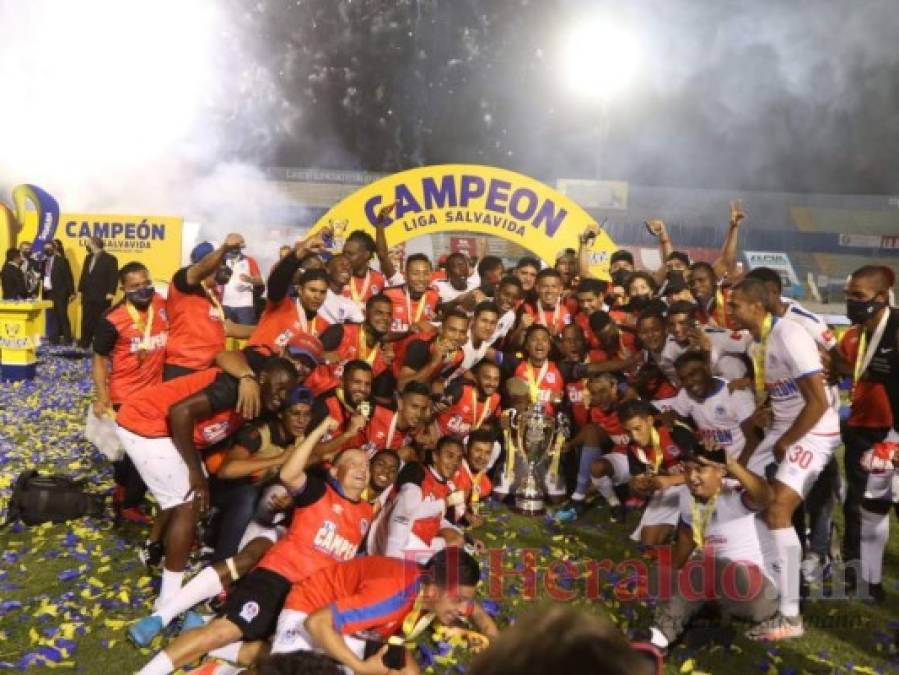La celebración del Olimpia tras alzar la copa del Torneo Clausura 2021 (FOTOS)