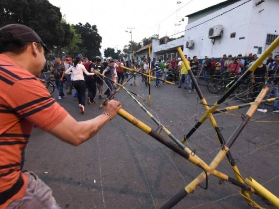 Militares venezolanos dispersan con gases lacrimógenos a manifestantes en puente fronterizo con Colombia