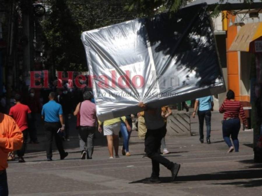 Capitalinos se aprestan a celebrar el Día del Amor y la Amistad (FOTOS)