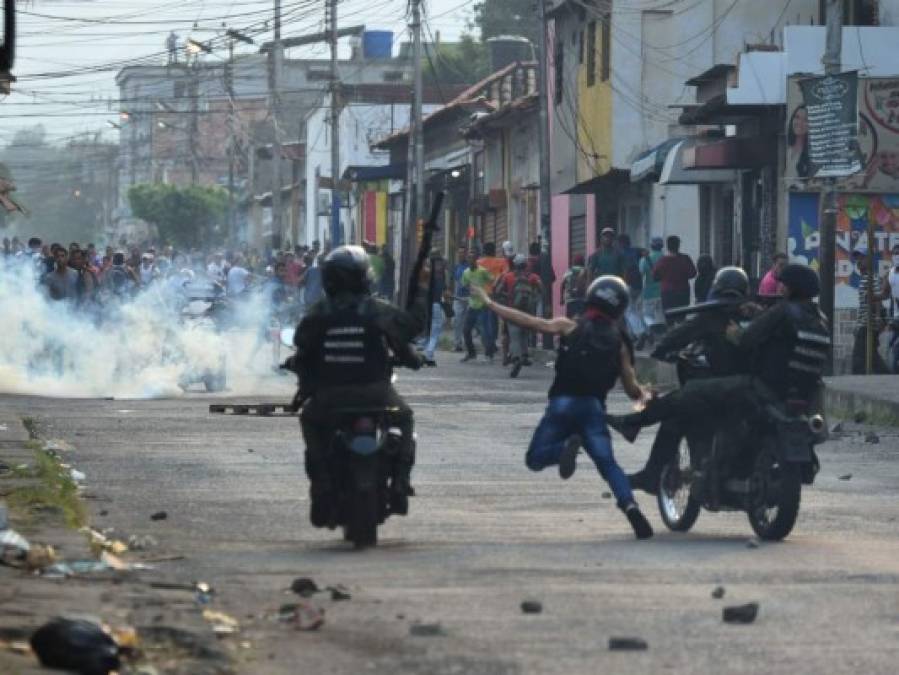 Militares venezolanos dispersan con gases lacrimógenos a manifestantes en puente fronterizo con Colombia