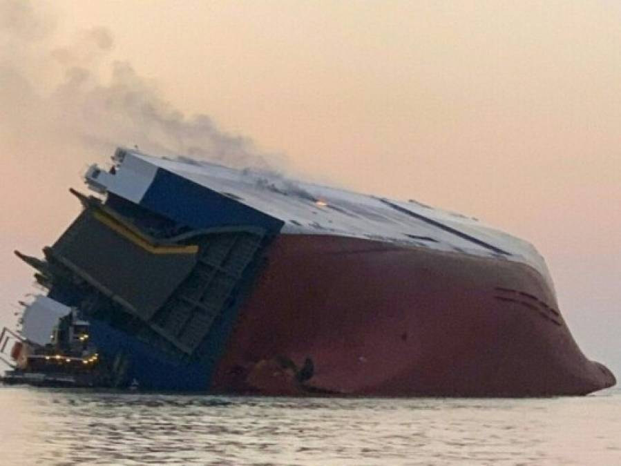FOTOS: Las impactantes imágenes del naufragio de un buque en EE UU