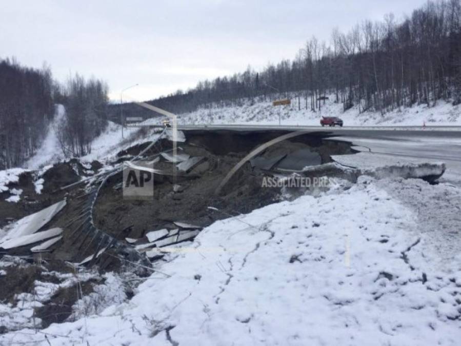 Los destrozos que dejó el potente sismo registrado en Alaska