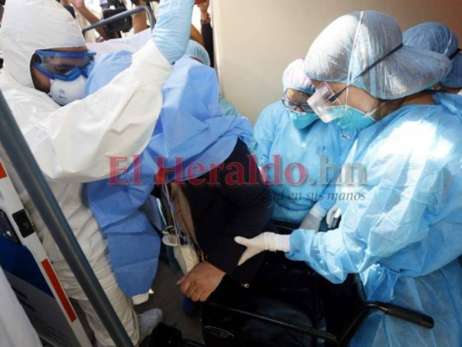 FOTOS: Cubierta y en silla de ruedas, así ingresó al Tórax hondureña sospechosa de coronavirus