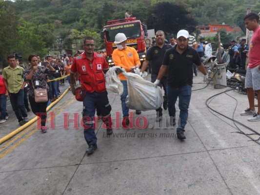 FOTOS: Así fue el rescate del cadáver del conductor de la rastra accidentada en zona sur