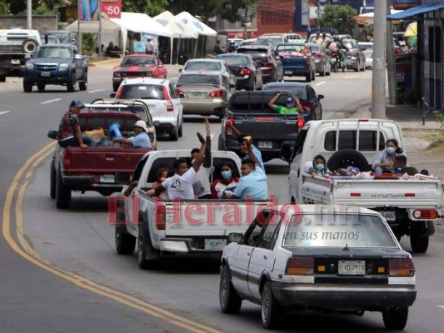 FOTOS: En caravanas retornan viajeros al cierre de la Semana Santa