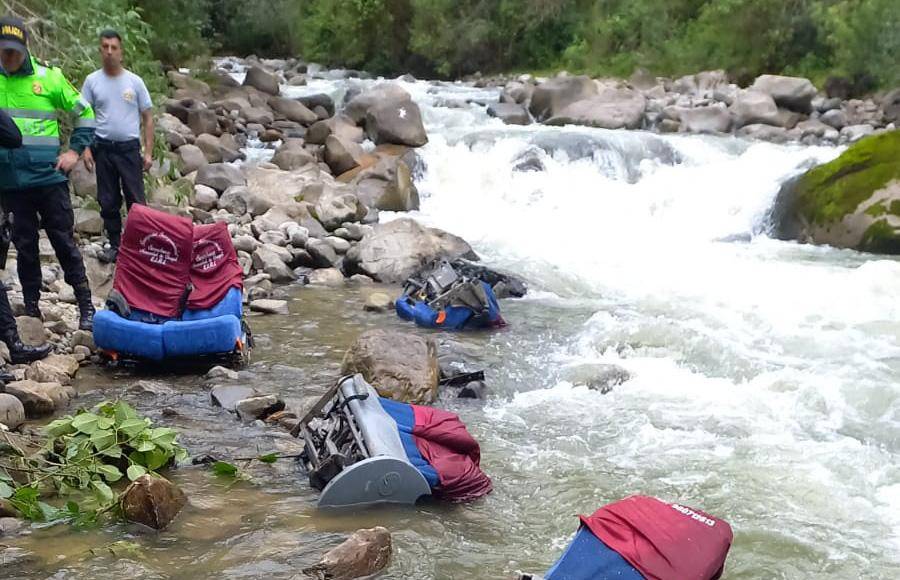 ¡Tragedia! Unos 23 muertos deja caída de un bus a un abismo en Perú