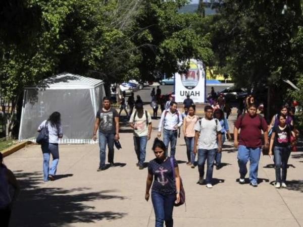 Honduras necesita de profesionales que se formen de manera competitiva y que contribuyan con el crecimiento y desarrollo del país. Al realizar estudios de educación superior en el extranjero, se abrirán las puertas en el ámbito académico, laboral y social.