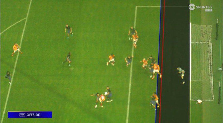 Polémica por gol anulado a Galatasaray, pancartas en el estadio y se disculpa con Lamine