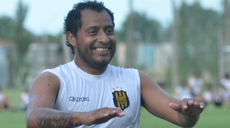 Jugó 20 años en el fútbol élite, su vida cambió y ahora trabaja como albañil