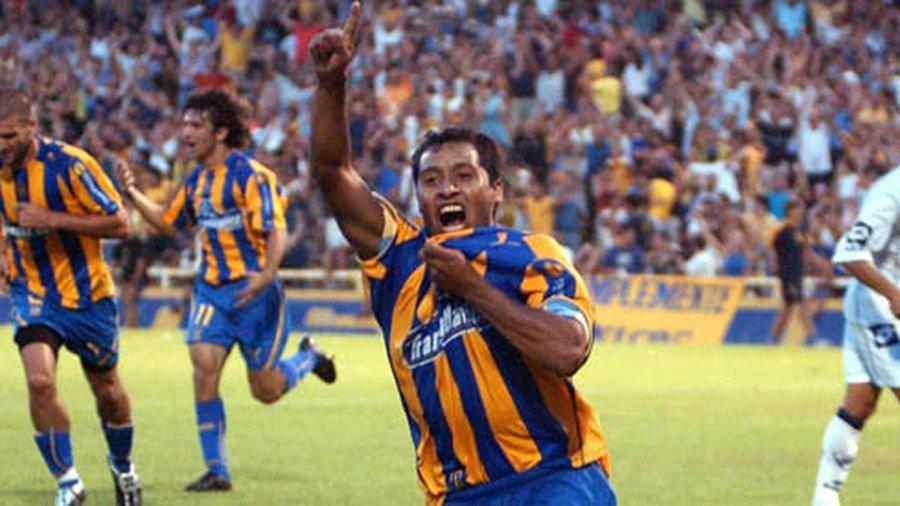 Jugó 20 años en el fútbol élite, su vida cambió y ahora trabaja como albañil