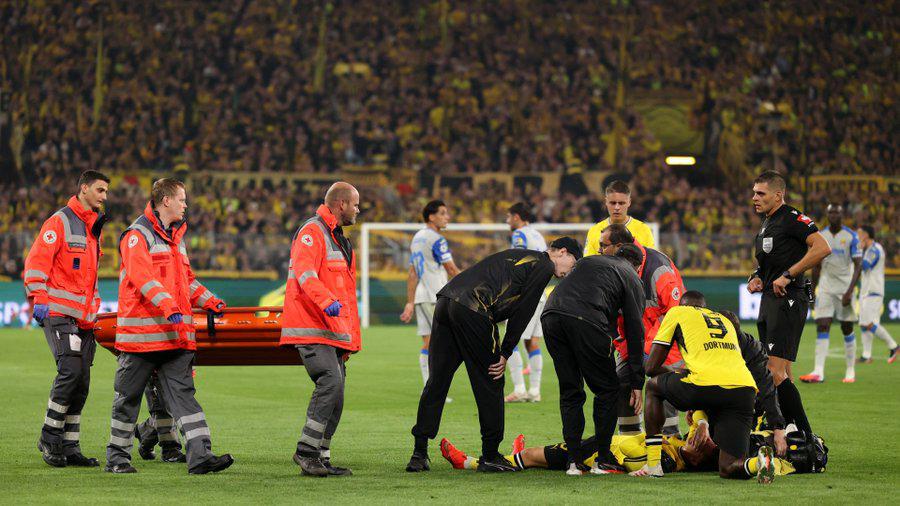 Jugador se desvanece en pleno partido de Champions League; fue llevado de emergencia