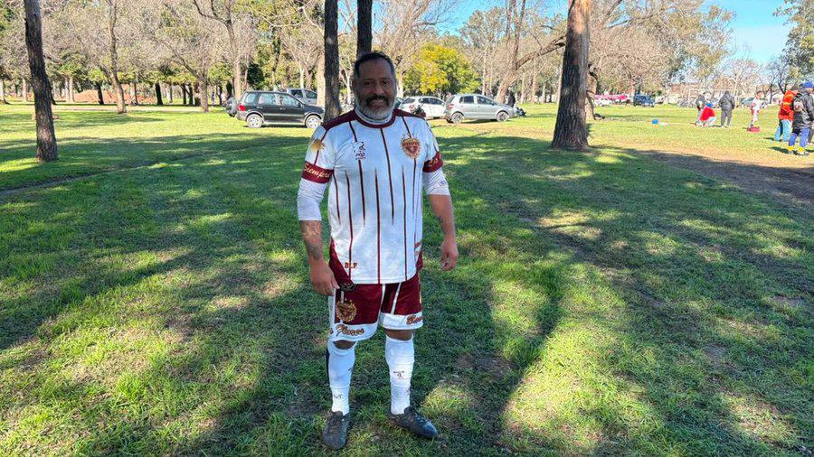 Jugó 20 años en el fútbol élite, su vida cambió y ahora trabaja como albañil