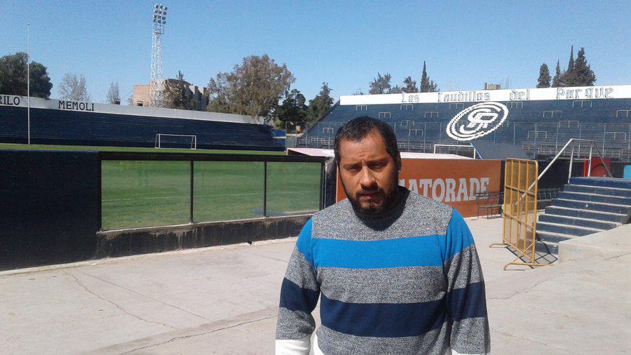 Jugó 20 años en el fútbol élite, su vida cambió y ahora trabaja como albañil