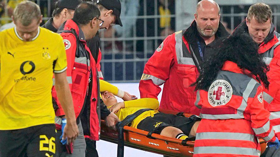 Jugador se desvanece en pleno partido de Champions League; fue llevado de emergencia