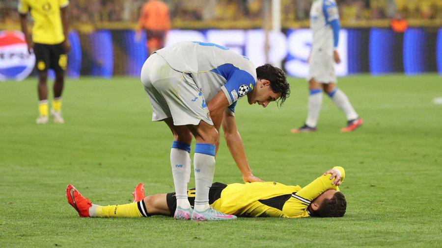 Jugador se desvanece en pleno partido de Champions League; fue llevado de emergencia