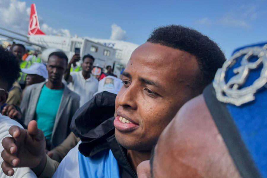 Omar Abdulkadir Artan, árbitro de Somalia, recibe su recompensa luego de rechazo en EEUU