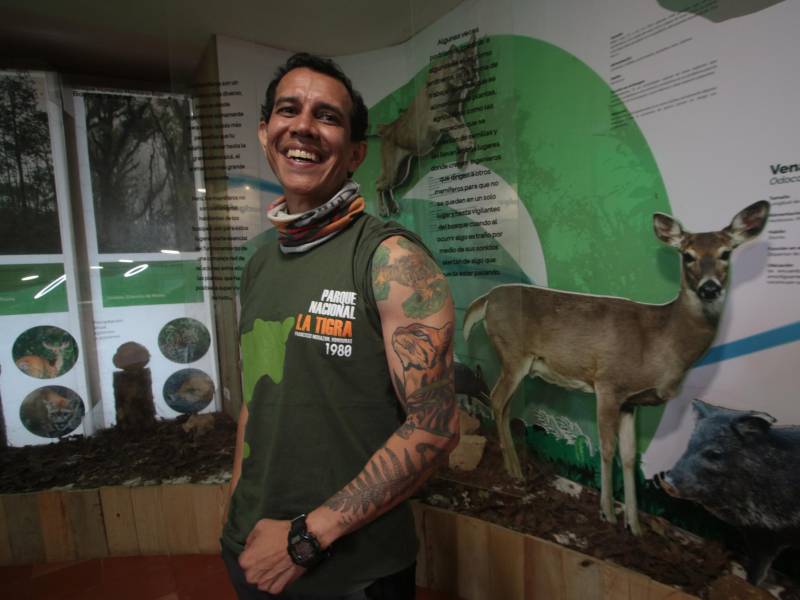 Desde pequeño sintió conexión con la naturaleza, por eso en su piel lleva tatuadas plantas y animales. En su brazo lleva tatuado un tigrillo que fue fotografiado por su esposa en La Tigra.