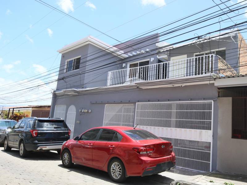 Según un cheque filttado a este rotativo, esta es la casa donde opera AMO. Las descripciones son una casa gris con portones café, pero según vecinos le acaban de cambiar el color a las entradas por blanco.