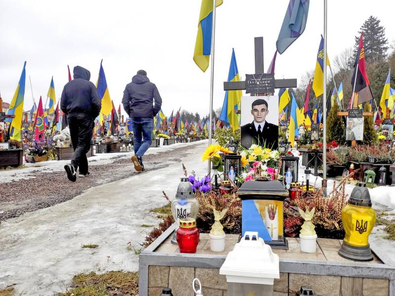 Vista del cementerio de Leópolis, donde familiares y amigos de los soldados ucranianos caídos visitaron sus tumbas en el cuarto aniversario de la invasión rusa para conmemorar su sacrificio y llevar muestras de gratitud y afecto.