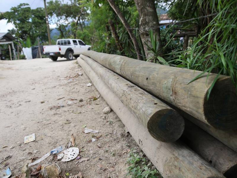 Los postes del campo de la comunidad de Matasano están al pie de la iglesia San Antonio de Padua. Aunque el diputado Murillo aseguró que se compraron a inicios de julio, sin embargo, los palos parecen llevar más tiempo en la intemperie.