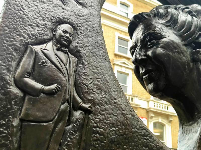 Estatua Memorial de la escritora Agatha Christie, y su creación el detective Poirot en Londres. EFE/Guillermo Garrido