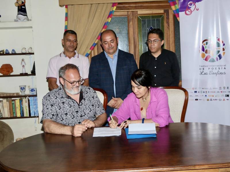 Momento en que Mayra Oyuela firma como la primera poeta que viajará a Quebec, Canadá, en representación de Honduras.