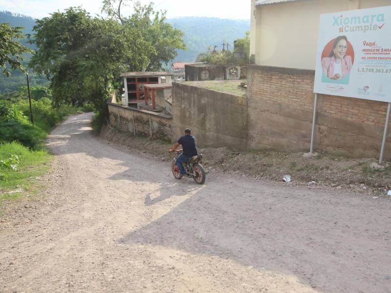 El alcalde de Lepaera mencionó que es muy probable que esta calle raspada, en la entrada del municipio, sea la que el diputado mandó a trabajar con más de 600,000 lempiras.