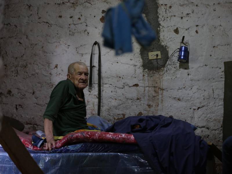 Don Pablo pasa el día sentado o acostado en la improvisada cama que sus hijos le instalaron en uno de los cuartos. Las colchonetas estaban envueltas en plástico para evitar accidentes.