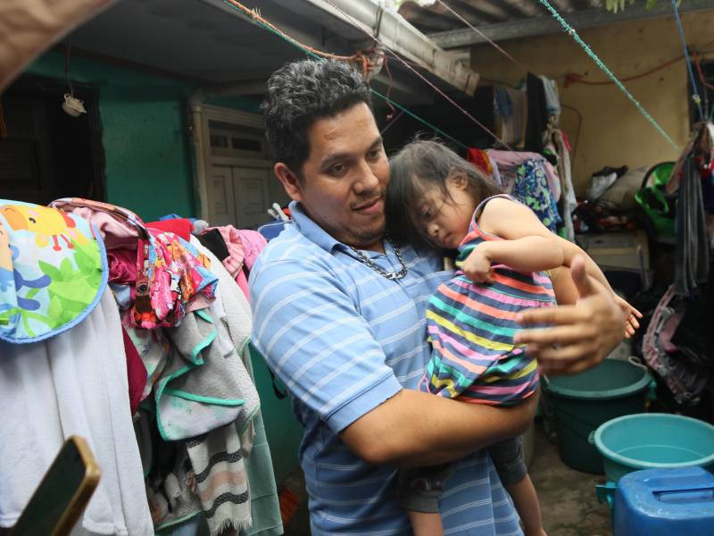 Martínez lleva alrededor de tres años haciéndose cargo de Linda y asegura que, pese a las dificultades que han enfrentado, actualmente la niña se encuentra estable.