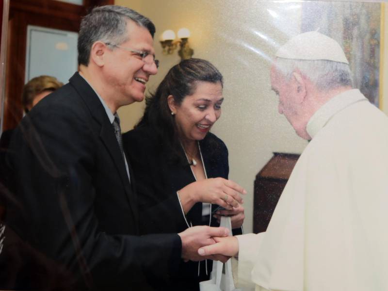 Con profundas sonrisas de alegría, el doctor Matheu y su esposa Anabessy viven el inolvidable momento de conocer en persona al papa Francisco y entregarle un detalle conmemorativo.