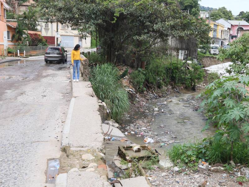 Así luce la quebrada de la colonia Cantarero López que, con la tormenta se desbordó y arrastró a los dos menores la tarde del viernes 10 de octubre.