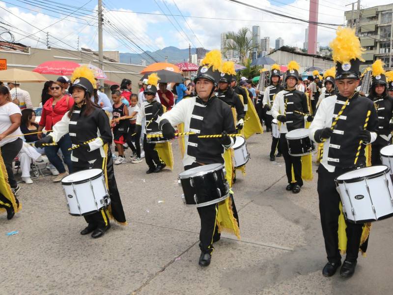 Tras meses de intensos ensayos, las bandas estudiantiles afinan los últimos detalles para deleitar al público con liras, trompetas y tambores al ritmo de música folclórica.