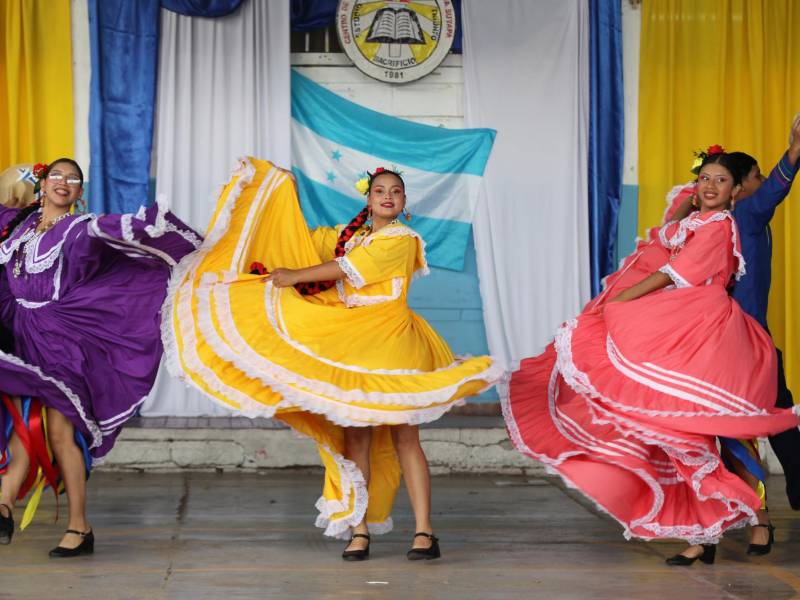 El amor, pasión y alegría destellan con fuerza en los ojos de Cáceres y sus compañeros siempre que muestran su repertorio de coreografías.