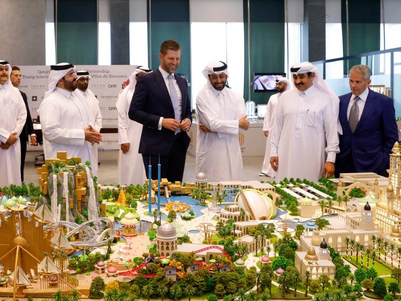 Eric Trump, en Qatar, ve la maqueta de un proyecto que la Organización Trump planea construir ahí.