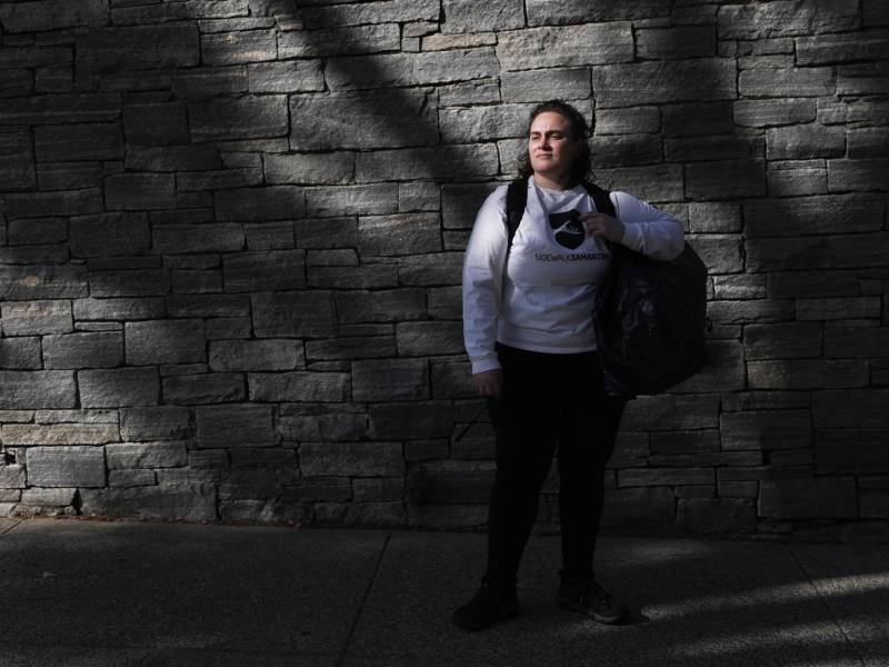 Emily Borghard, trabajadora social en NY, dijo que un hombre herido de bala rechazó ayuda temiendo ser deportado.