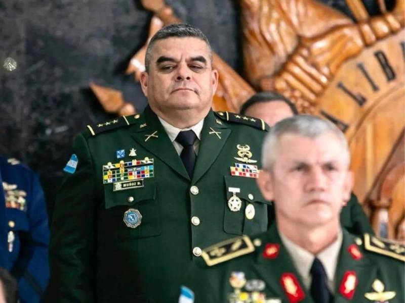 Ramiro Muñoz, quien tuvo que salir del país para proteger su integridad, es parte de la promoción 29, entonces por antigüedad habría podido asumir el cargo de jefe de las FF AA.