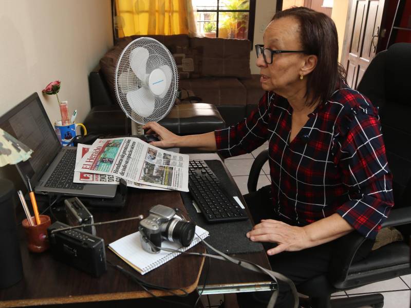 En el escritorio de Orfa no puede falta un radio y una taza de café, para mantenerse informada y, además, con energía. Nunca falta en su escritorio los periódicos de EL HERALDO y LA PRENSA, donde es la editora de la sección de Opinión.