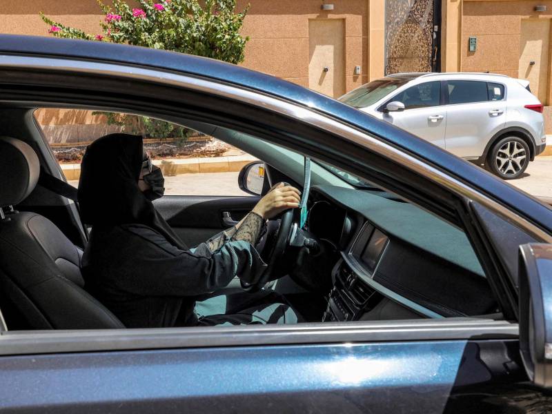 Una mujer manejando en Riad, Arabia Saudita, en el 2023. Las mujeres del reino no pudieron conducir hasta el 2018. (Fayez Nureldine/Agence France-Presse — Getty Images)
