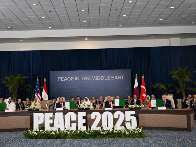 El Presidente Donald J. Trump y otros líderes mundiales en una cumbre de paz en Sharm el-Sheikh, Egipto, el lunes.