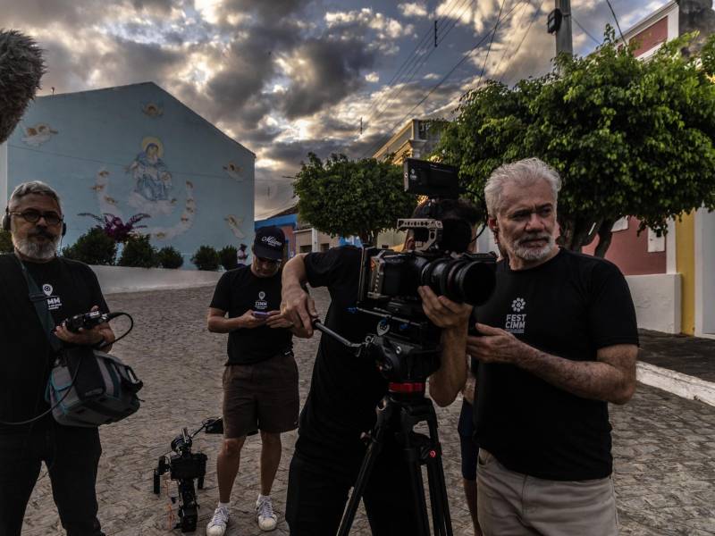 El director Nivaldo Rodrigues (der.) trabajando en una película en Cabaceiras, Brasil.